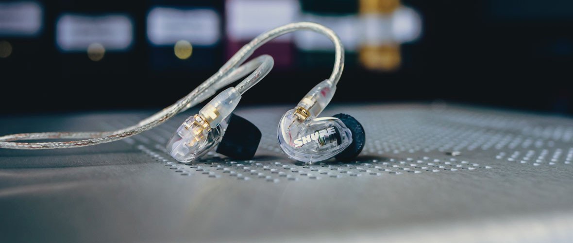 Headphone-Zone-Shure-SE215MPlusSE-Lifestyle-Banner