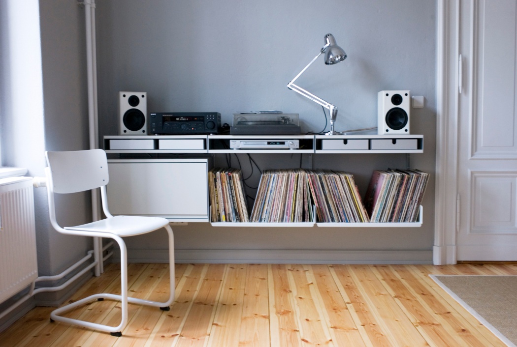 Let???s assume the bass is shaking the tripod on this one. A surface for amplifier and record player is created by using the double shelf, which has two surfaces and space for aluminium trays within, to store needles, jacks and weights