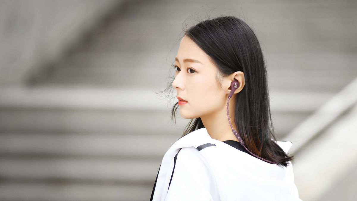 蓝牙耳机其中一个缺点就是一旦断电就无法使用,B&O 推出的 Beoplay E6 挂颈入耳式蓝牙耳机其中一个独特设计就是可以边充电边使用,可以说是“无限续航”。