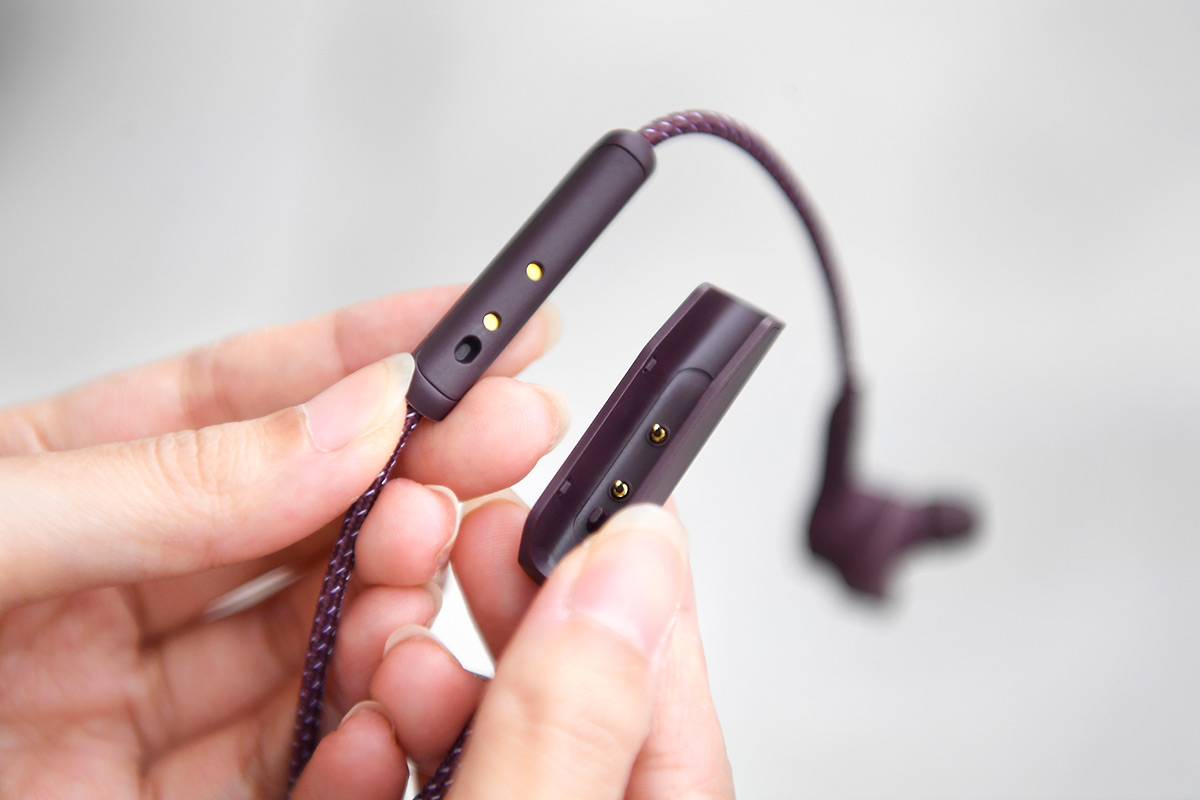 蓝牙耳机其中一个缺点就是一旦断电就无法使用，B&O 推出的 Beoplay E6 挂颈入耳式蓝牙耳机其中一个独特设计就是可以边充电边使用，可以说是“无限续航”。