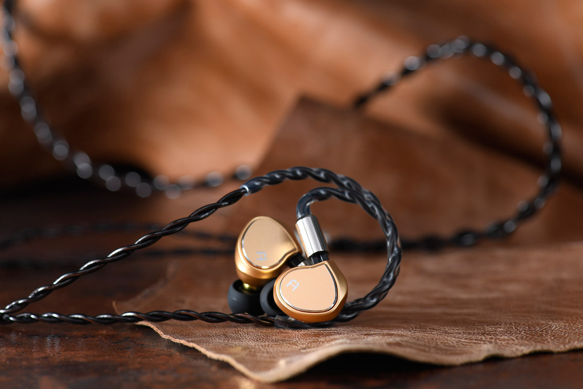 在 2014 年成立的 FAudio,打正旗号香港製造,所有耳机新产品都是由混音师 Ken Lee 和音响工程师 Fung Wong 合力研发出来。今次测试的 Major 是品牌首款 universal 动圈耳机,更被一众发烧友称为“神圈”之作。