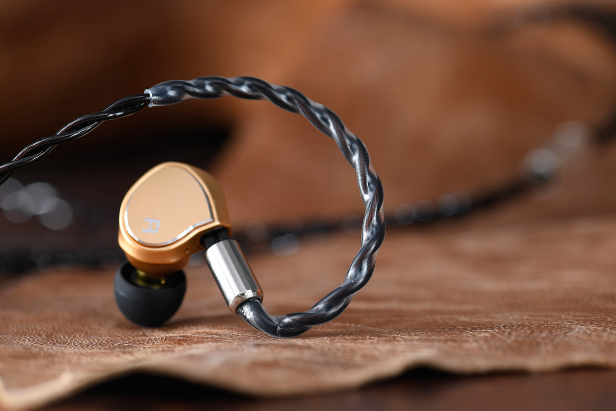 在 2014 年成立的 FAudio,打正旗号香港製造,所有耳机新产品都是由混音师 Ken Lee 和音响工程师 Fung Wong 合力研发出来。今次测试的 Major 是品牌首款 universal 动圈耳机,更被一众发烧友称为“神圈”之作。
