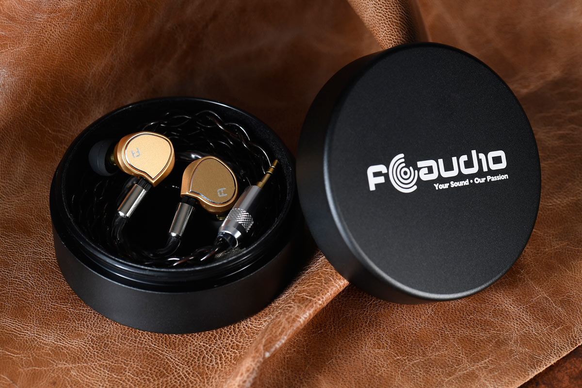 在 2014 年成立的 FAudio,打正旗号香港製造,所有耳机新产品都是由混音师 Ken Lee 和音响工程师 Fung Wong 合力研发出来。今次测试的 Major 是品牌首款 universal 动圈耳机,更被一众发烧友称为“神圈”之作。