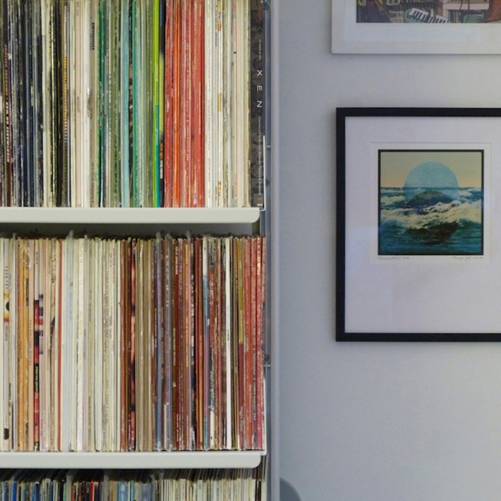 An invisible shelving system bearing the heaviest of loads: vinyl, LP or record, according to your taste. 36cm-deep shelves combined with a semi-wall mounted system