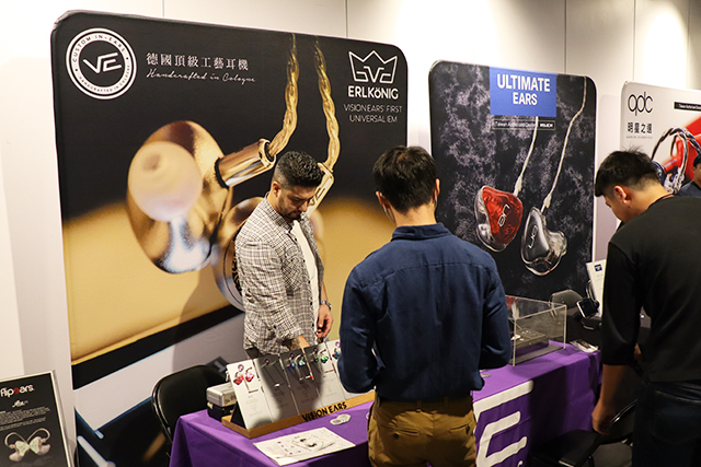 来自德国的Vision Ears(VE)果然很有人气,刚开展就吸引了玩家前来试听。