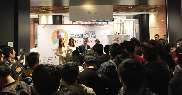 18:00时间一到,展览会场挤满了参加抽奖活动的人潮。(图/Yichi提供)
