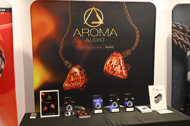Aroma是来自香港的耳机品牌,这次主打最新旗舰款“无双”,内部搭载12颗单体,并提供四种不同调音版本。
