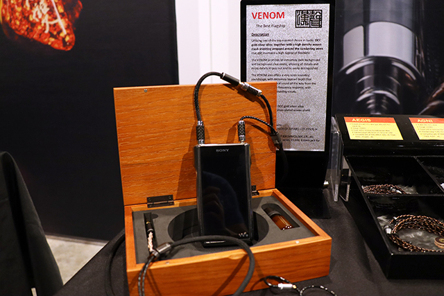 连接在Sony播放器上面的就是旗舰级Venom耳机线材,采用全屏蔽的金银合金线,一端接4.4mm负责讯号传输,一端接3.5mm负责接地。