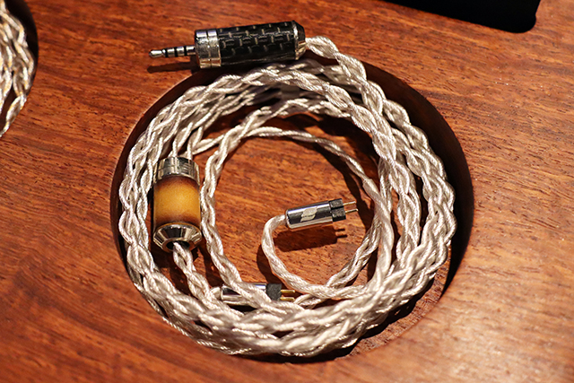 Effect Audio新款Leonidas II耳机升级线,参考售价27,500元。另外还有First Edition(限量30条)版本,参考售价31,000元。