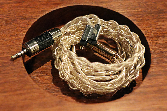 Effect Audio Horus耳机升级线。