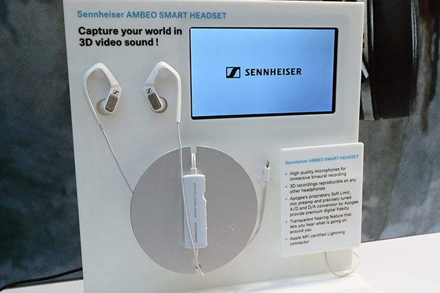 Sennheiser AMBEO SMART HEADSET,这是一款具备3D录音功能以及主动降噪能力的耳道式耳机。对于喜欢拍摄Youtube影片、Vlog的用家来说,是简单又好用的录音工具,只要把它当耳机一样戴在耳朵上,就可以获得如同假人头录音般的3D音场录音效果。