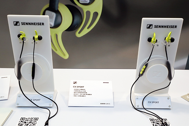 Sennheiser CX Sport专为运动用家设计的轻量化蓝牙耳机,重量只有15公克,而且防泼水、防汗又有不错的配戴稳定度。采用蓝牙4.2版无线传输,搭配自家开发的“CapTune” APP可调整EQ等化器设置,原厂提供了Flat、Custom、Loudness、Pop、Rock、Hip Hop、Electro、Jazz、Classical、Voice多种模式供用家选择。如果您不确定自己喜爱什么风格的声音表现,APP内还有SoundCheck功能,经过一连串试听测试,APP会自动帮用家调整出可能喜爱的EQ曲线。