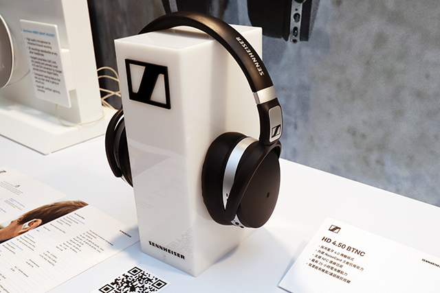 Sennheiser HD 4.50 BTNC是一款蓝牙无线耳机,内建Sennheiser独家NoiseGard主动抗噪技术,能透过耳机上的微型麦克风来侦测外界噪音,并发出反向声波来消除噪音。另外也可连接耳机线,万一没电或是不想使用蓝牙时,一样可以聆听音乐。而且在开啟蓝牙及抗噪的状态下,拥有长达19小时的电池续航力,参考售价7,690元。