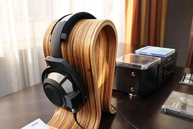 HD 820是Sennheiser新推出的封闭式旗舰耳罩耳机,那么HD 800 S就是现役开放式旗舰耳罩耳机。