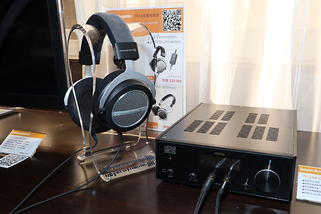 Amiron Home耳罩耳机,现场搭配Fostex HP-A8 USB DAC耳机扩大机。