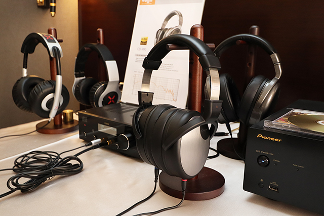 中阶等级的CD-880、CD-990耳罩耳机等也有提供试听。